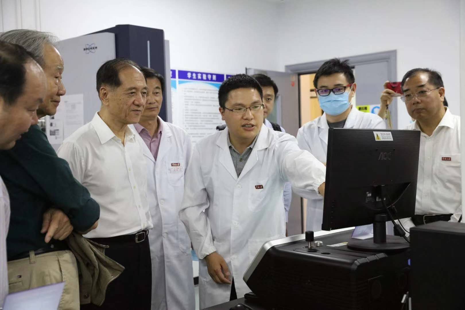 全國政協(xié)副主席、九三學社中央主席韓啟德先生一行，在寧波市委副書記、市長裘東耀等寧波市委市政府市政協(xié)主要領導同志陪同下，來實驗室參觀我司最新研發(fā)的兩款便攜式質譜儀。  ?
